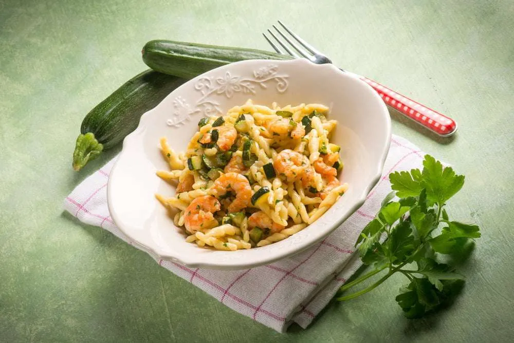 piatto di pasta con zucchine e gamberetti surgelati