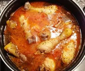 pollo al pomodoro durante la cottura