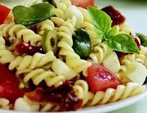 insalata di pasta con mozzarella pomodorini ed olive