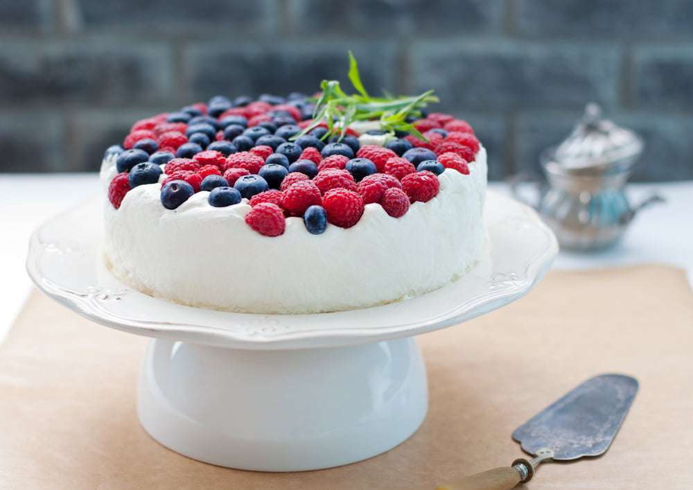 Torta con pan di spagna e frutti di bosco