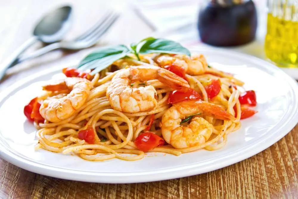 Spaghetti con cozze e gamberi: primo piatto di mare appetitoso