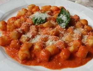 piatto di gnocchi alla sorrentina saltati in padella 