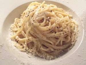 spaghetti cacio e pepe cucinati con la ricetta tradizionale