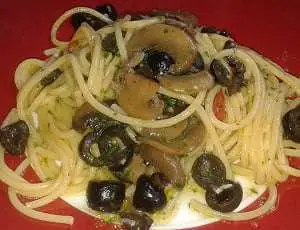 Spaghetti con funghi e olive nere