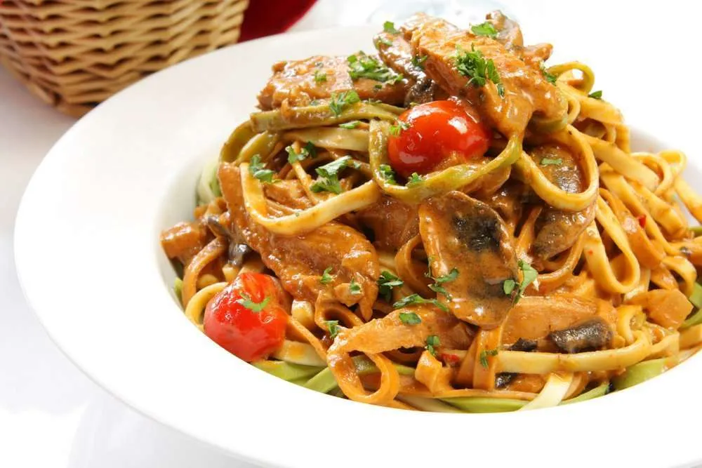 Tagliatelle ai funghi porcini con pomodorini e prezzemolo