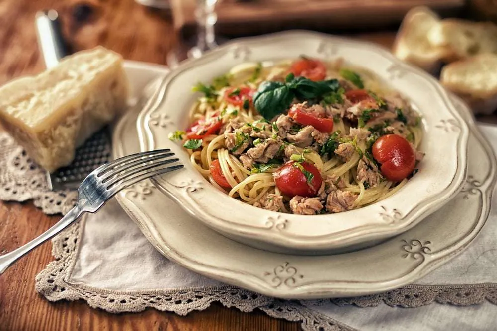 Spaghetti al tonno in scatola e pomodorini