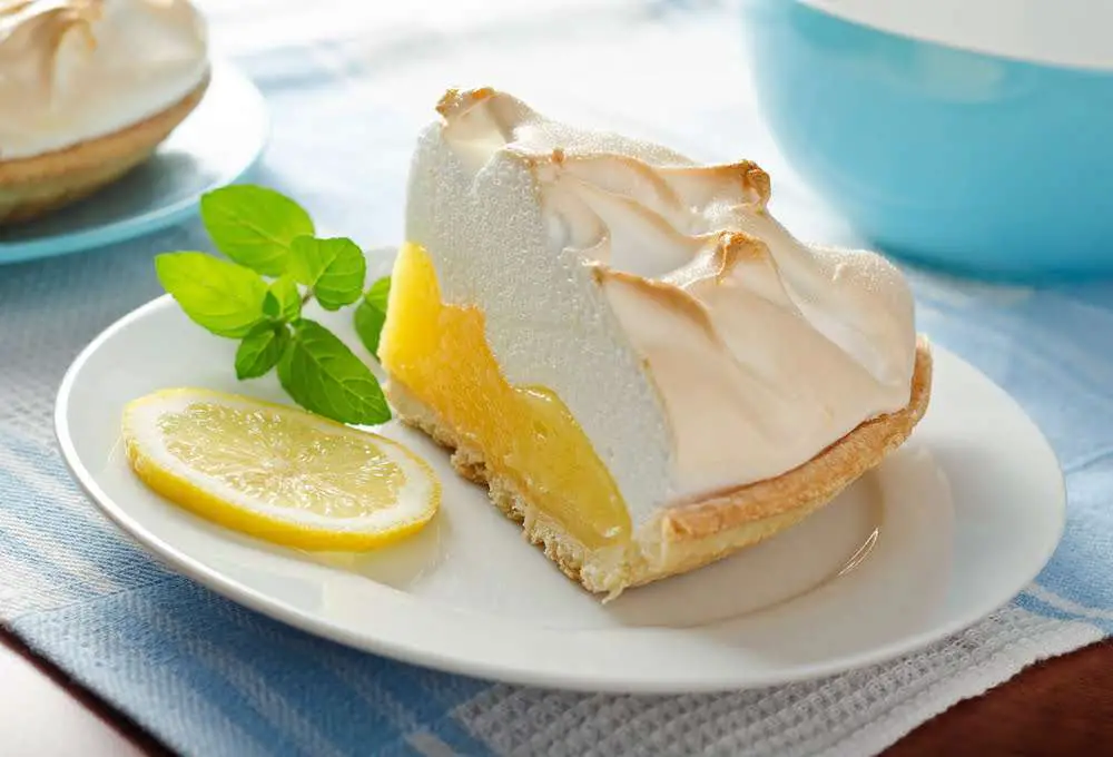 Crostata con crema al limone e meringa