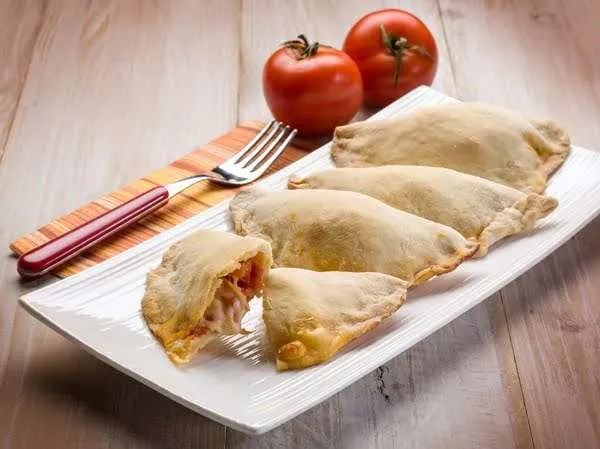 panzerotti pomodoro e mozzarella