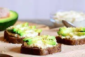 vegan sandwich avocado e hummus