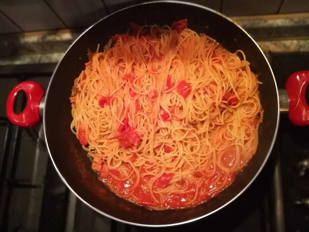 spaghetti con speck e pomodirini