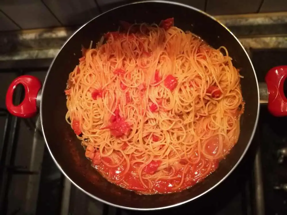 spaghetti con speck e pomodirini