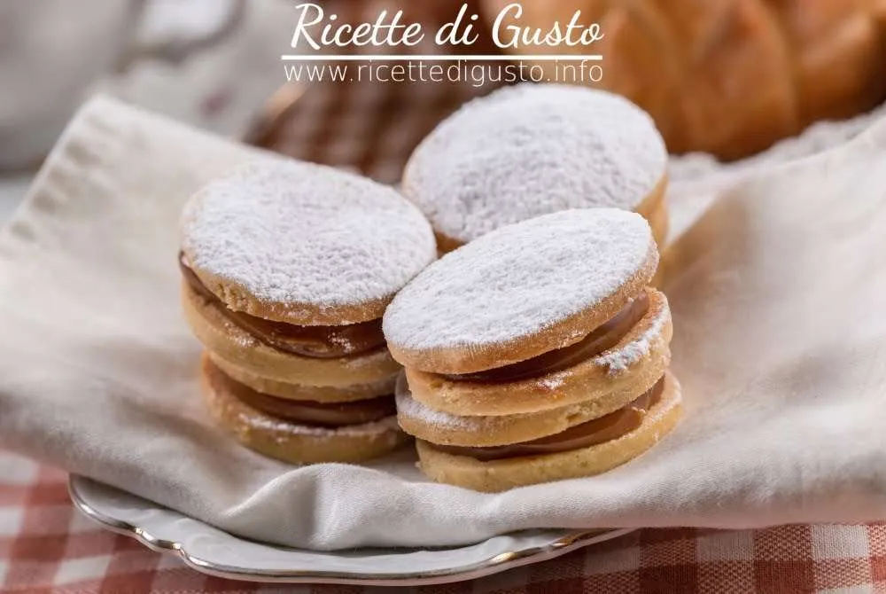 alfajores de maicena con dulce de leche