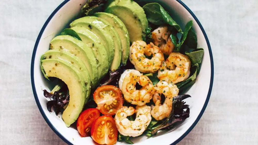insalata con avocado e gamberetti