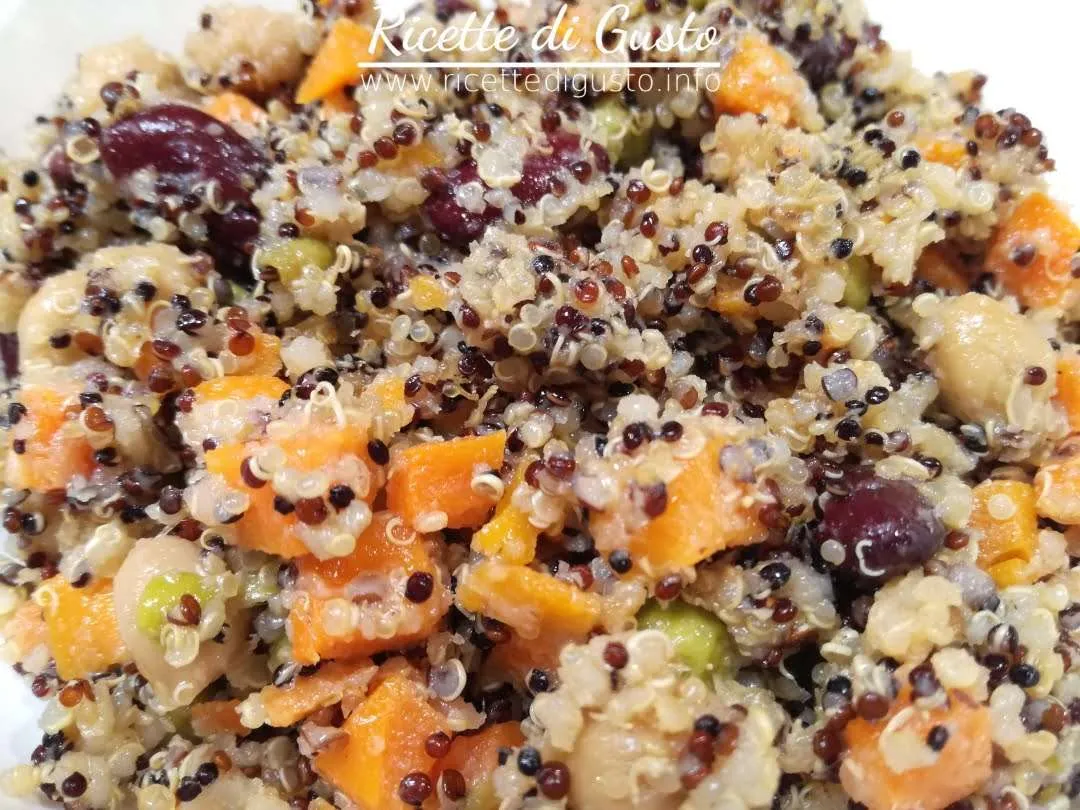 insalata di quinoa con verdure e legumi
