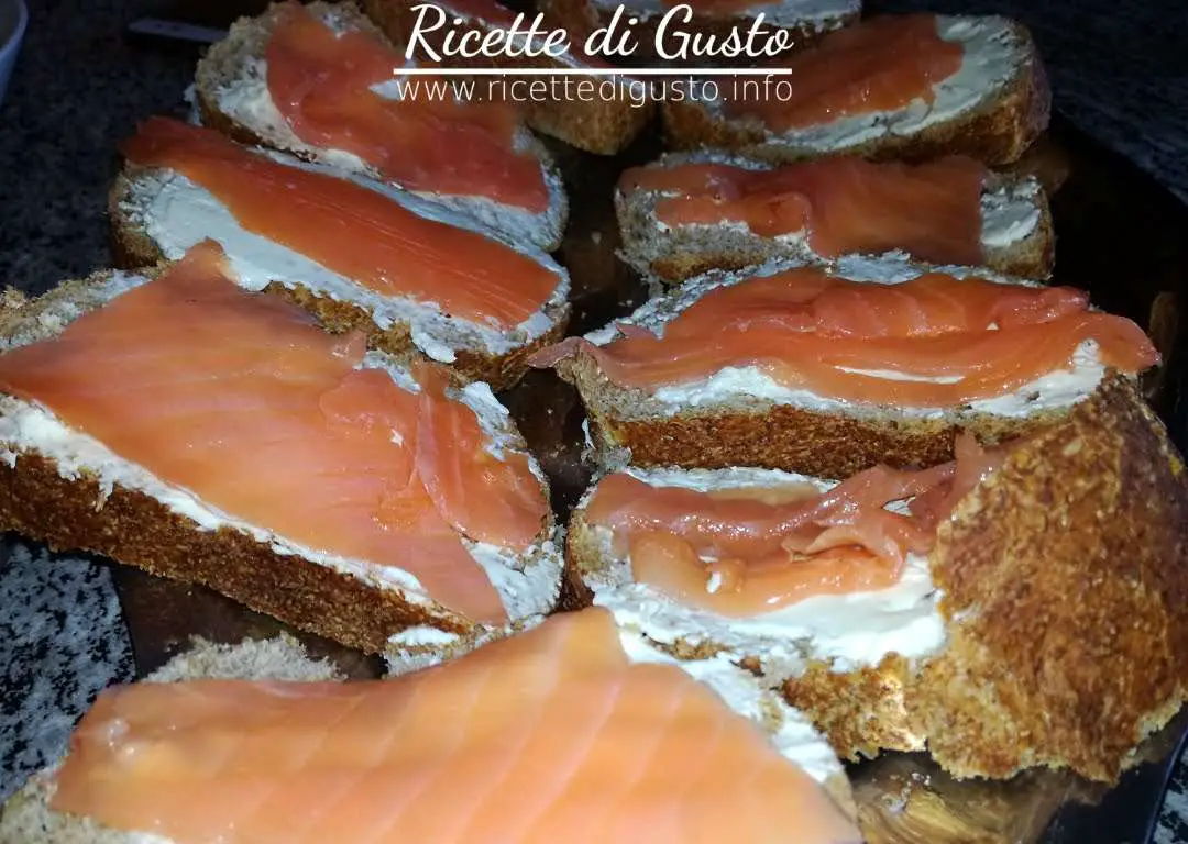 crostini di salmone affumicato